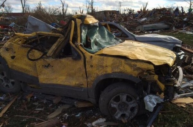 На США обрушилась серия разрушительных торнадо