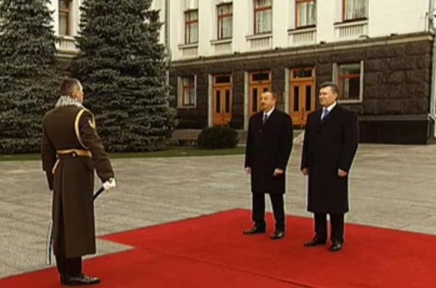 Начальник почетного караула, приветствуя Януковича, едва не рубанул себя саблей по голове