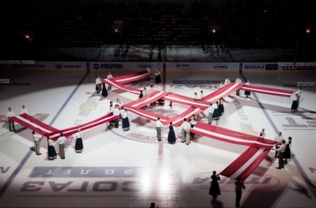 В Риге перед началом матча КХЛ на льду развернули свастику в ширину всей площадки