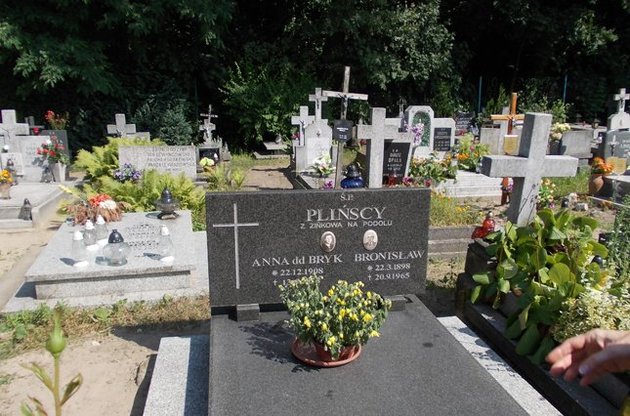 Могила українського подружжя Плінських на цвинтарі польського містечка Оборники