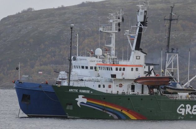 Морской трибунал ООН обязал Россию освободить захваченное судно "Гринпис" и экипаж