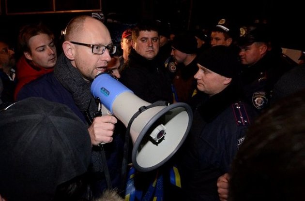 Яценюк огласил три требования к Януковичу