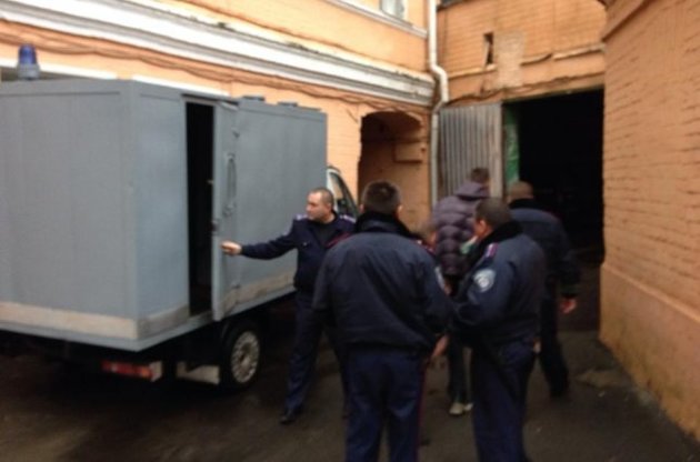 Правоохранители доставили задержанных в отделение милиции