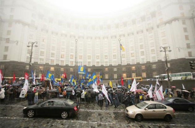 Под Кабмином начался новый митинг