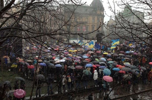 На львовский Евромайдан, несмотря на снег, вышли 10 тыс. студентов