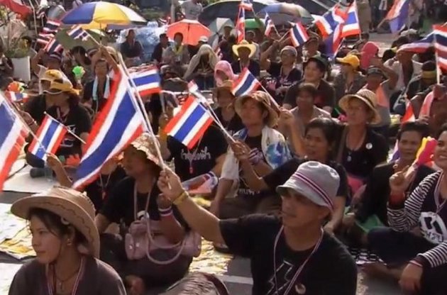У Бангкоку протестувальники взяли в облогу ще чотири міністерства