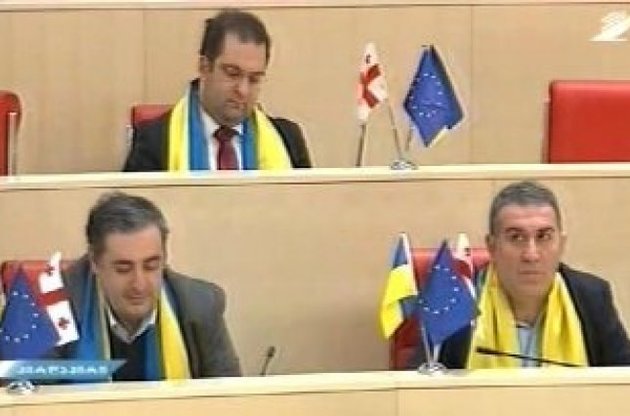 В Грузии депутаты пришли на заседание парламента с флажками Украины и ЕС