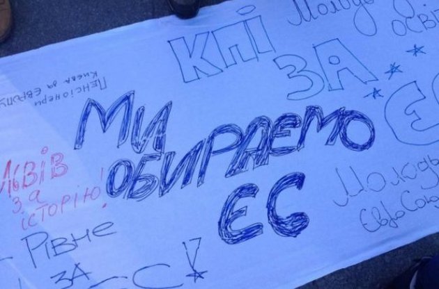 Виктору Януковичу принесли 100-метроую петицию и письменный вариант обращения студентов