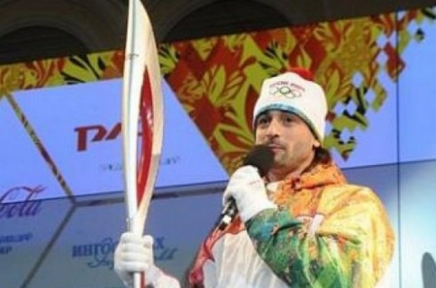 Приключения олимпийского огня в России: в Хакасии загорелся факелоносец