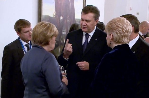 Янукович поскаржився Меркель, як йому складно один на один боротися з Росією