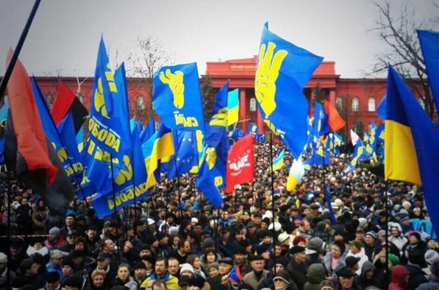 Десятки тысяч киевлян идут на Майдан Незалежности