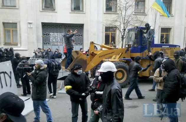 В потасовке у Администрации президента травмированы 5 милиционеров