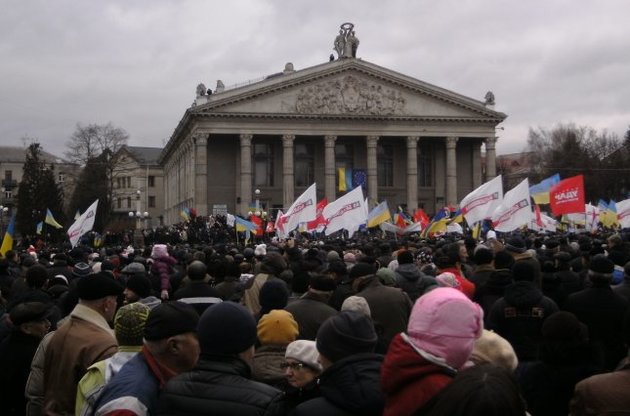 В Тернонополе на Евромайдане 5 тыс. человек потребовали отставки всей власти