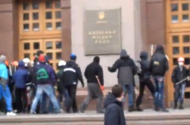 Милиция ведет переговоры с захватившими здание КГГА и Дома профсоюзов