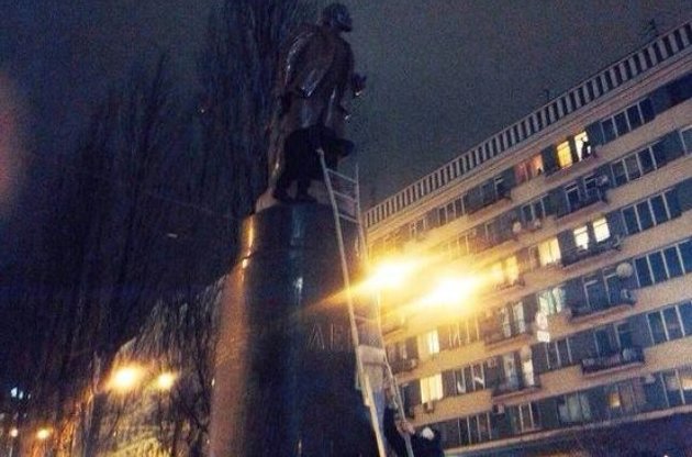 В Киеве попытались снести памятник Ленину: правоохранители отбили "вождя" силой