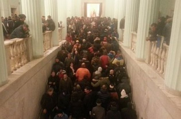 В  "Батьківщині" заявили, что люди собрались в КГГА и Доме профсоюзов законно