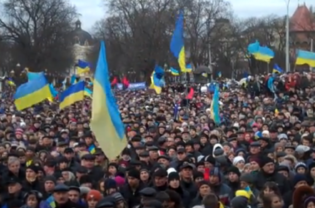 Понад 50 тисяч людей на Євромайдані у Львові вимагають відставки президента та уряду