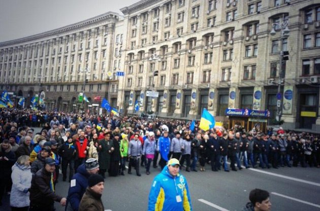 На Майдан стягиваются демонстранты, "Беркут" усилил охрану Банковой
