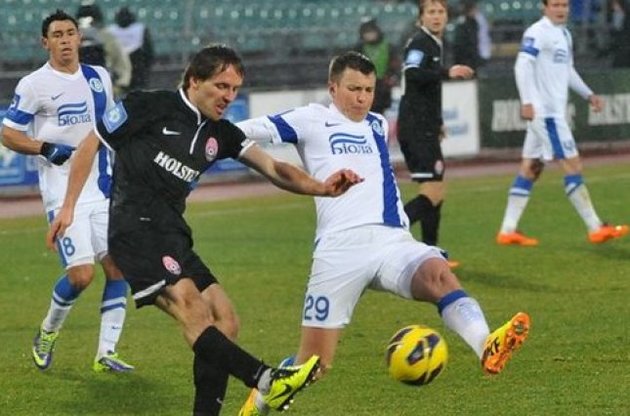 Руслан Ротань (в светлой форме) не сумел помочь своей команде