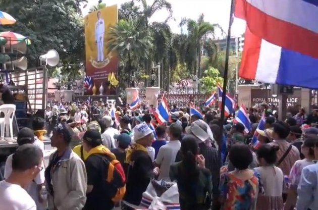 В Таиланде демонстранты возобновили штурм правительства после отказа премьера уйти в отставку