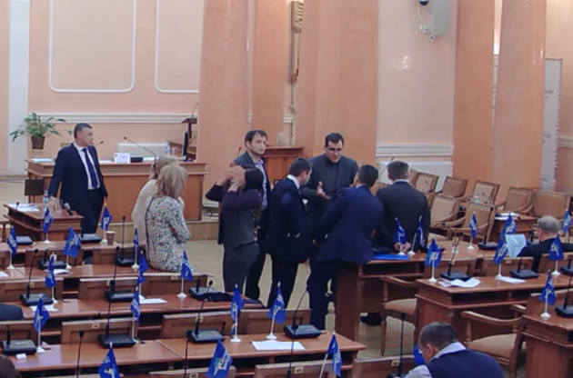 Одеська міськрада двічі не змогла попросити президента не допустити дестабілізації у країні