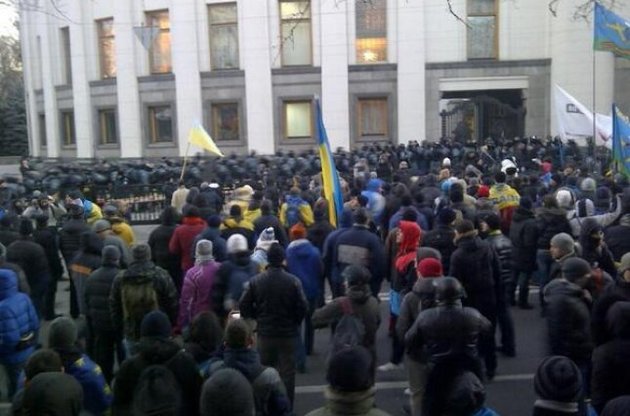 Яценюк заверил, что митингующие не собираются захватывать Раду
