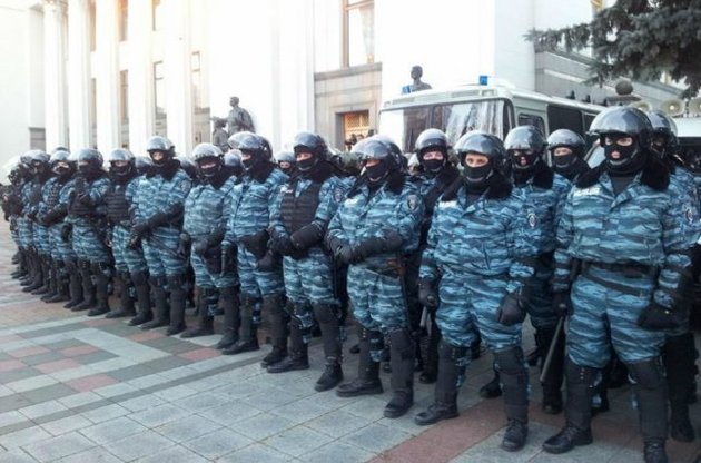 Отряд &quot;Беркута&quot; возле стен парламента