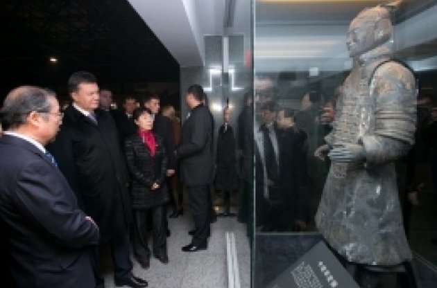 Янукович у Китаї відвідав музей, поки Євромайдан блокує його адміністрацію