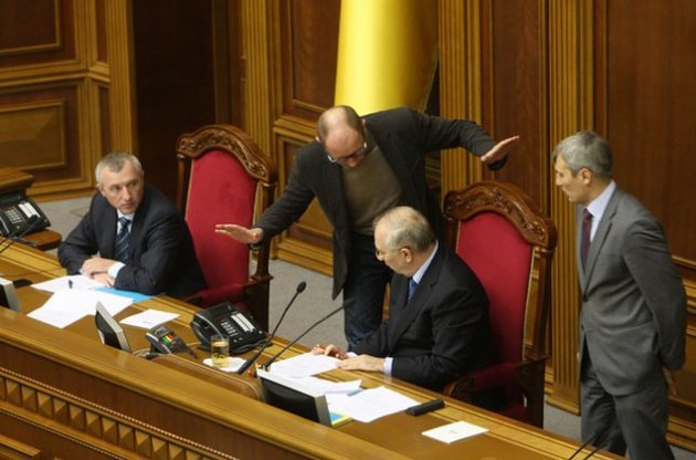 Яценюк продолжает требовать отставки правительства и досрочных выборов