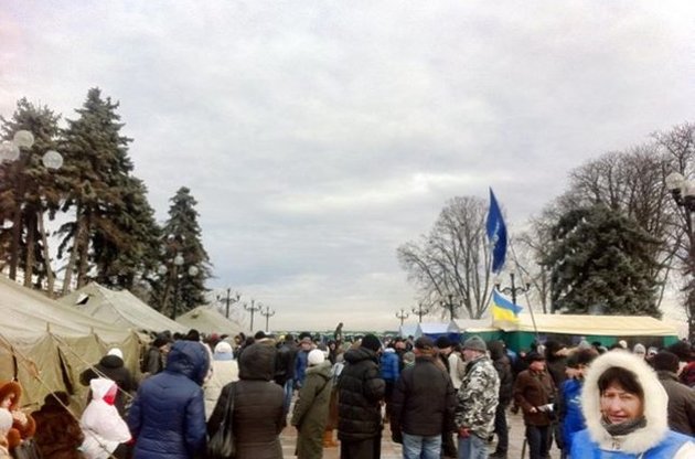 Сторонники Януковича установили палатки перед зданием Рады