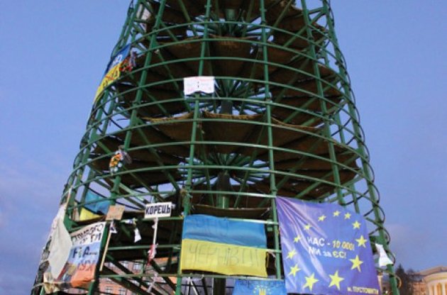 Конструкцию елки на Майдане украсили флагами и оскорбительными для власти плакатами