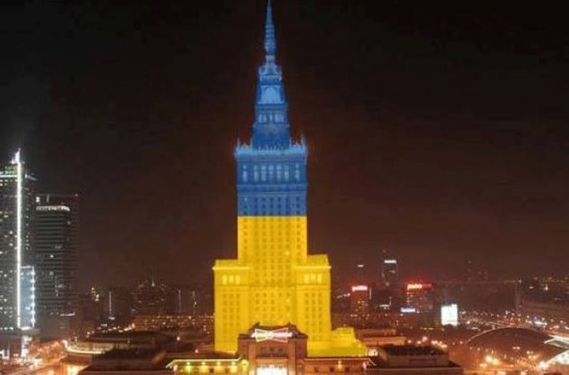 В поддержку Украины центральное здание Варшавы осветили в синий и желтый цвета