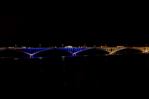 В поддержку Украины мост между США и Канадой осветили синим и желтым цветом