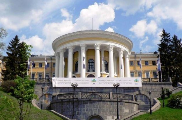 Активисты Евромайдана хотят переименовать Октябрьский дворец в Дворец Свободы
