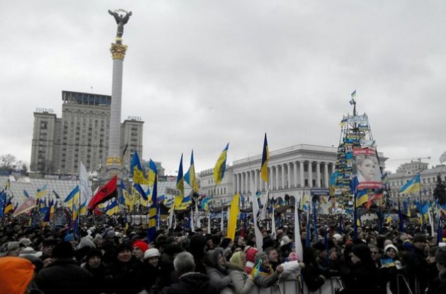 Народное вече на Майдане началось с молебна