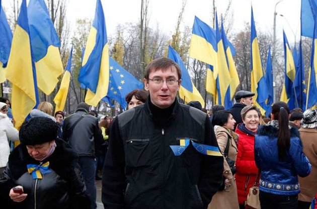 Луценко с Майдана протянул руку жителям Восточной Украины