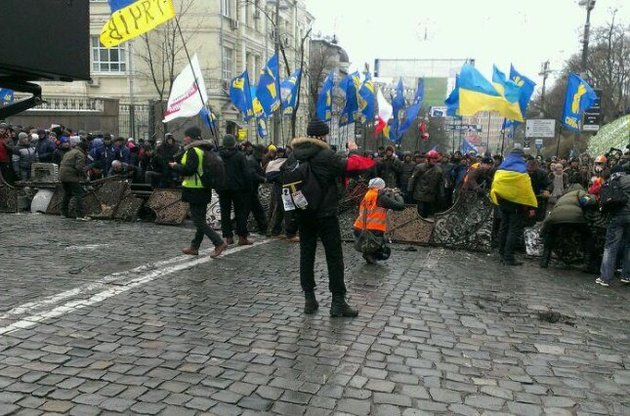 Митингующие возводят баррикады на Грушевского на подступах к Кабмину