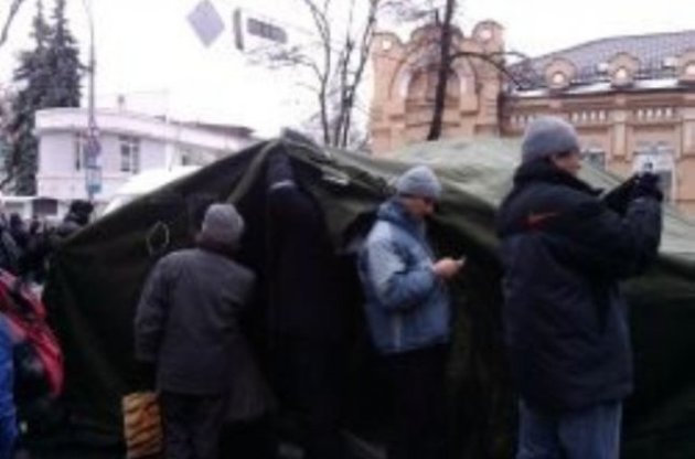 Активисты начали устанавливать палатки в правительственном квартале