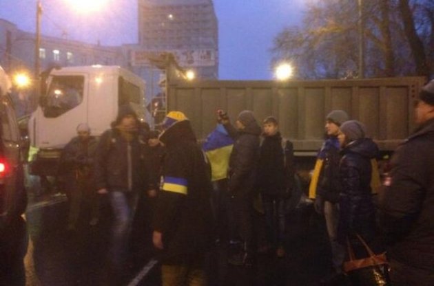 На Грушевского митингующие перекрыли самосвалом проезд в сторону Верховной Рады