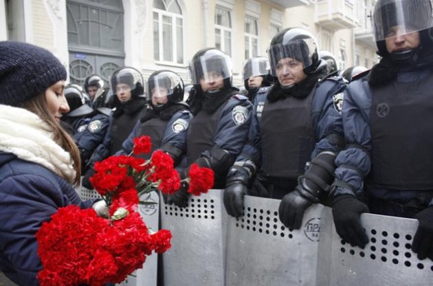 &quot;Беркуту&quot; на Банковой 8 декабря раздавали цветы