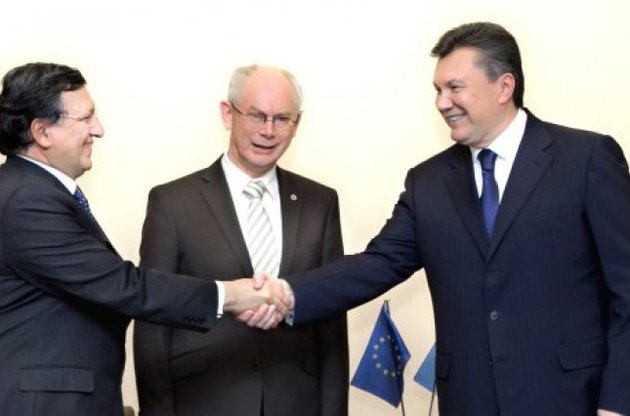 ЕС призвал Януковича к мирному диалогу и направляет в Киев своего эмиссара