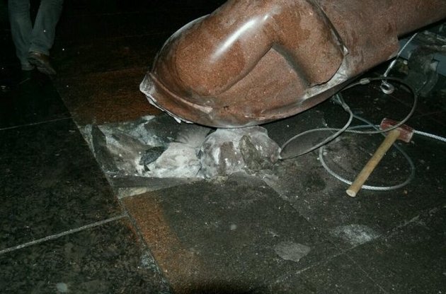 В Киеве свалили памятник Ленину