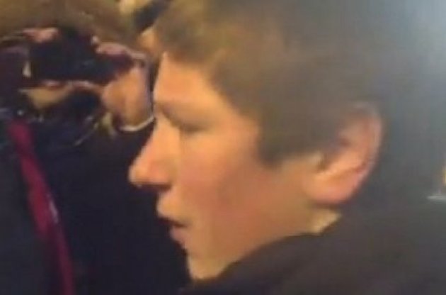 Мітингувальники зловили 17-річного провокатора, який кинув петарду у Беркут