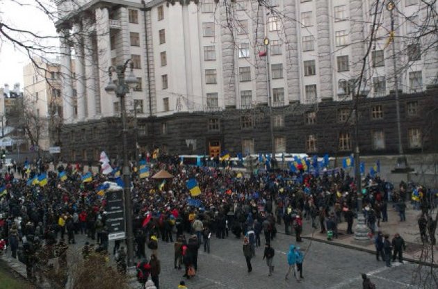 Участники Евромайдана не пускают работников Кабмина на работу