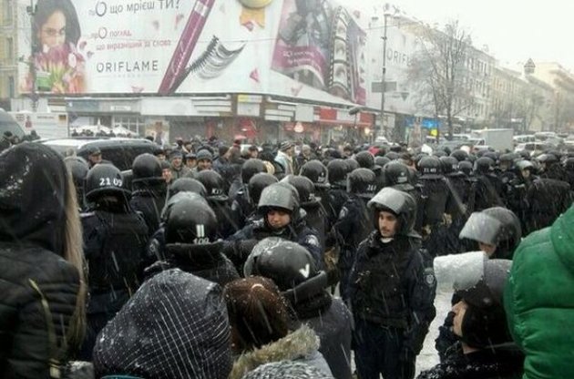 Внутренние войска Украины и "Беркут" окружили митингующих на Майдане