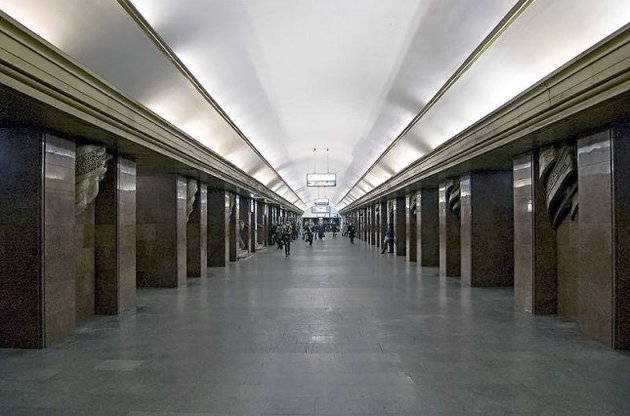 Міліція відкрила станцію метро "Театральна" у Києві, так і не виявивши вибухівки