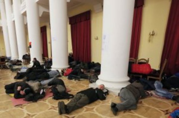 Пшонка посоветовал митингующим не испытывать терпение власти