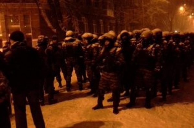 Внутрішні війська витісняють мітингувальників з урядового кварталу, барикада біля Кабміну розібрана