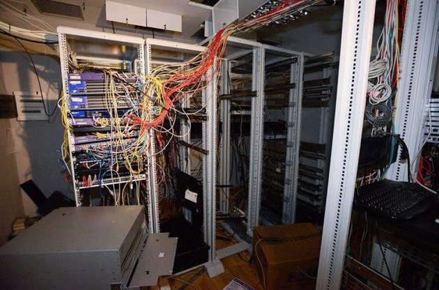 Из серверной Батьківщини люди в форме и с автоматами вынесли все оборудование