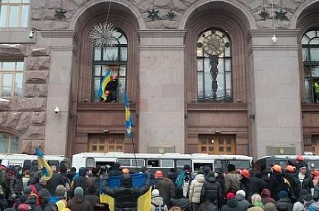 Активисты Евромайдана строят новую баррикаду у здания КГГА